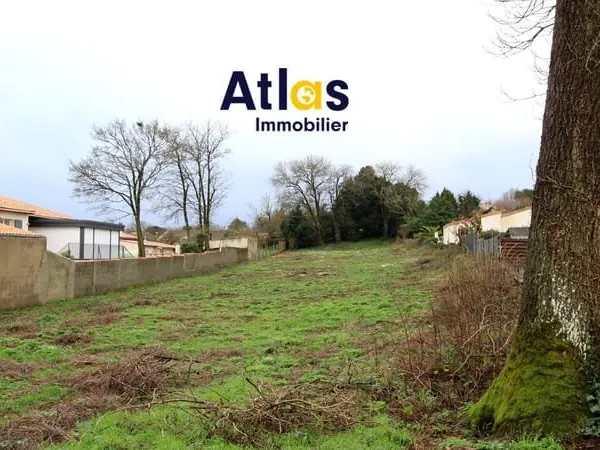Terrain à bâtir 660 m2, centre bourg de VOUILLE