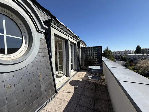 Superbe dernier étage avec terrasse, parking en sous-sol