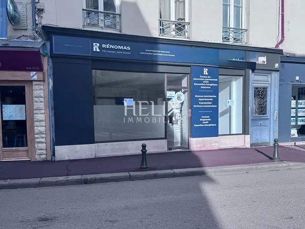 Local commercial rue du Vieil Abreuvoir Saint Germain En Laye avec belle vitrine