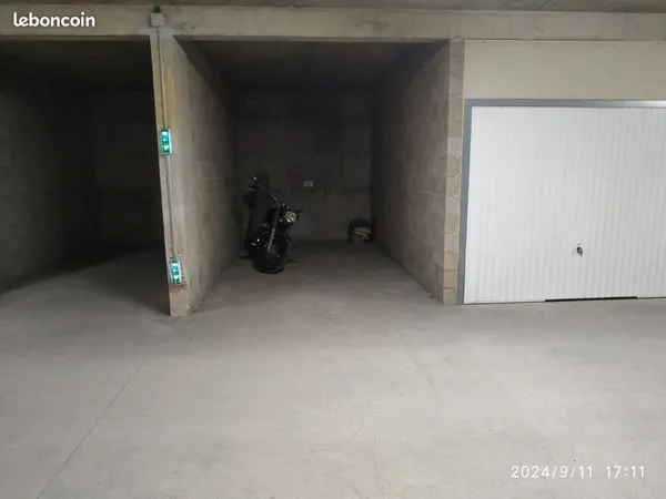 À vendre garage de 14.30 m2 fermé avec porte basculante et vidéosurveillance à Bastia Montesoro