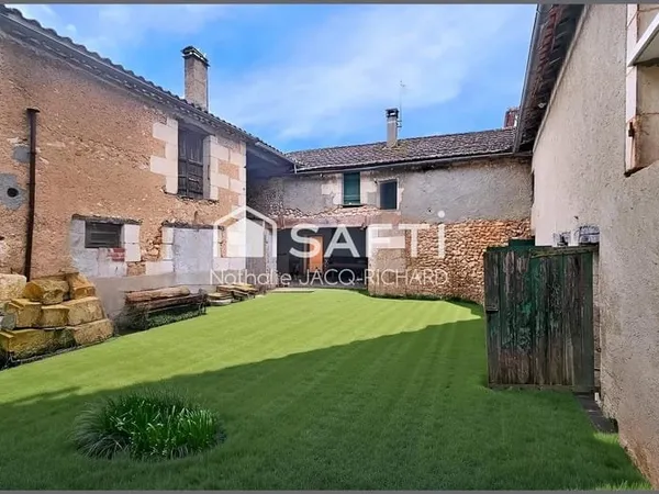 Maison à rénover avec jardin et dépendances - 160m² - Vergt