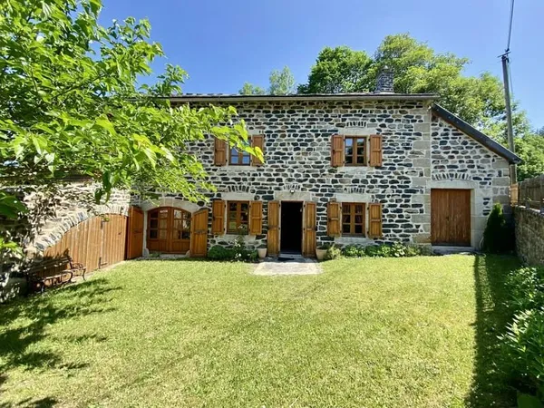AUTHENTIQUE FERME RÉNOVÉE AVEC TERRAIN