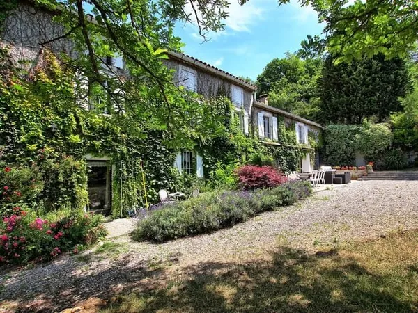 Un domaine située sur un terrain privé avec des vues idylliques.