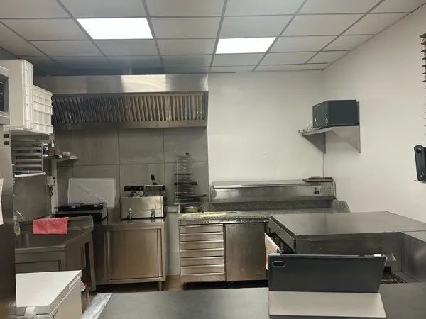 Pizzeria/Snack équipée - Prête à travailler immédiatement