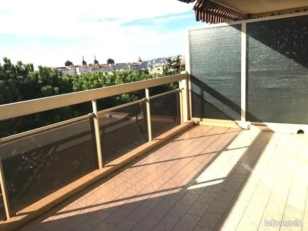 Cimiez Grand Studio dernier étage large terrasse parking