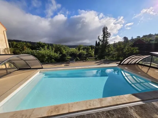 Superbe maison près de la ville avec piscine, belle vue et encore constructible