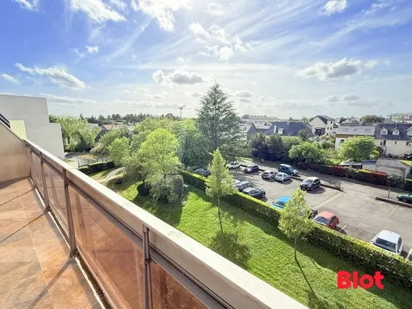 À VENDRE PAR BLOT - Appartement familial T5 avec terrasse, garage et stationnement