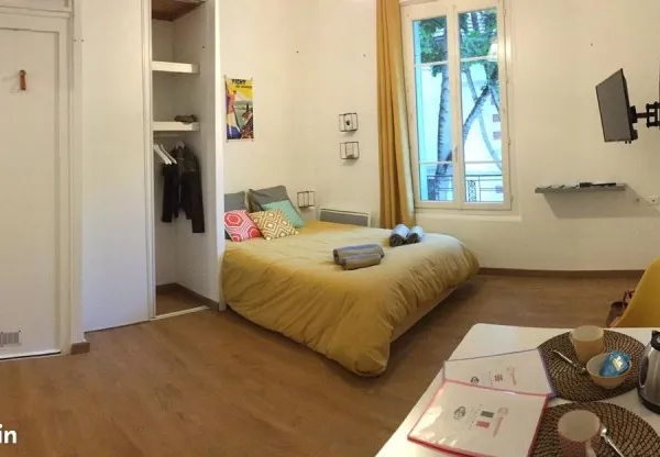 Superbe studio meublé et décoré entre gare et 4 chemins, internet inclus