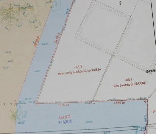 Terrain 590 m²