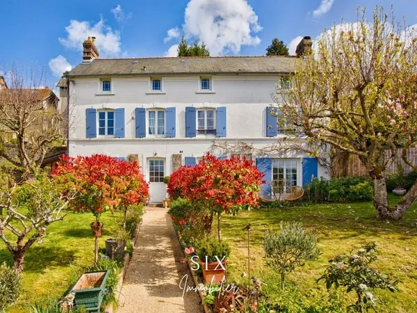 RAVISSANTE MAISON DE VILLE AVEC JOLI JARDIN & GARAGE FERME