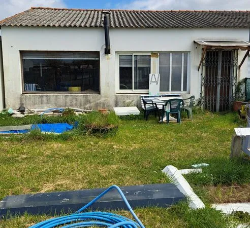 Av batiment zone royan 2 surface totale 160m2 environ