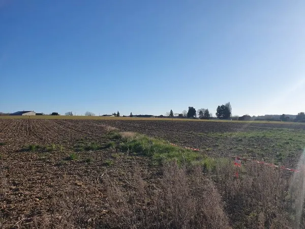 Beau Terrain de 1487 m² dont 522 m² constructibles