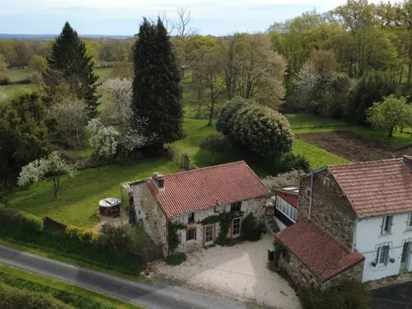 Deux maisons dans un charmant hameau de Bussière Poitevine avec potentiel de revenus