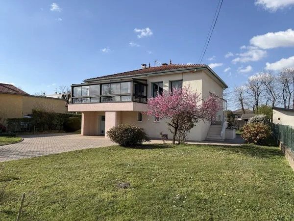 Maison 6 pièces 98 / 124 m² habitables - Terrain : 882 m²