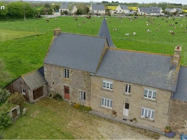 Ensemble immobilier en pierres, agrémenté d'un pigeonnier au cachet authentique. Fort potentiel