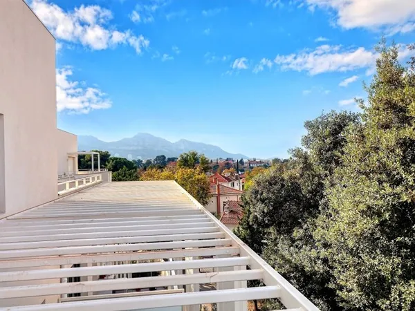 Rare à la vente : Magnifique T4 en rooftop avec 55 m2 d'extérieur secteur Michelet proche St Anne