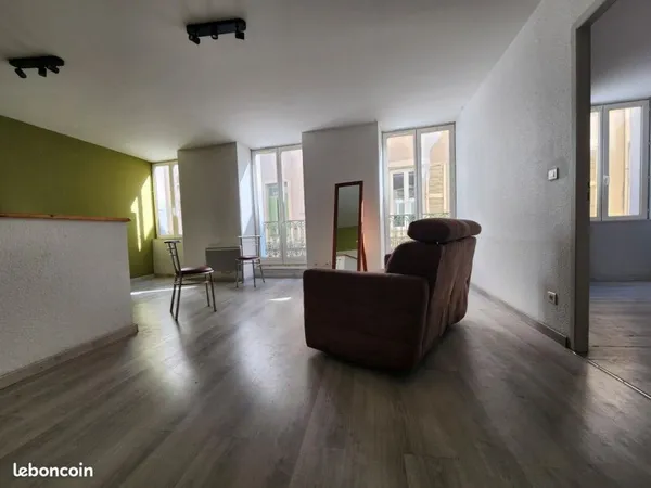 Appartement T3 . 53 M2 1er Etage Rue Pietonne. Balcon. Lumineux (peut s'ajouter 44 m2 suplementaire