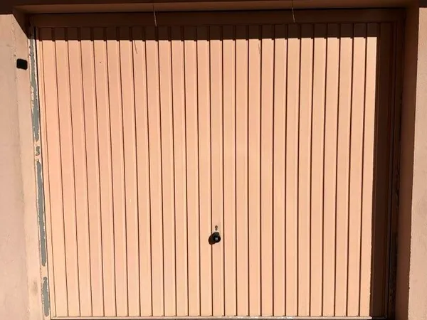 Grand Garage extérieur avec électricité sécurisé