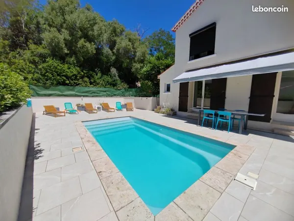 À Louer à partir de septembre - Superbe T1 à Carry-le-Rouet avec Vue sur Piscine & Grand Jardin