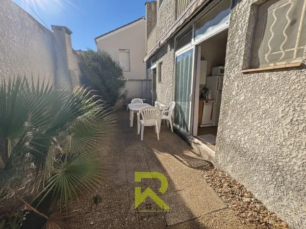 GRAU D'AGDE : Ensemble immobilier avec Cour et Cellier proch