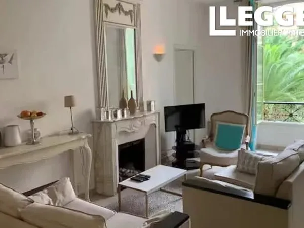 Apt au 1er étage, immeuble de 1900. 80 m². 3 pièces, 2 chambres, 2 salles de bain. Couléé Verte. Meu