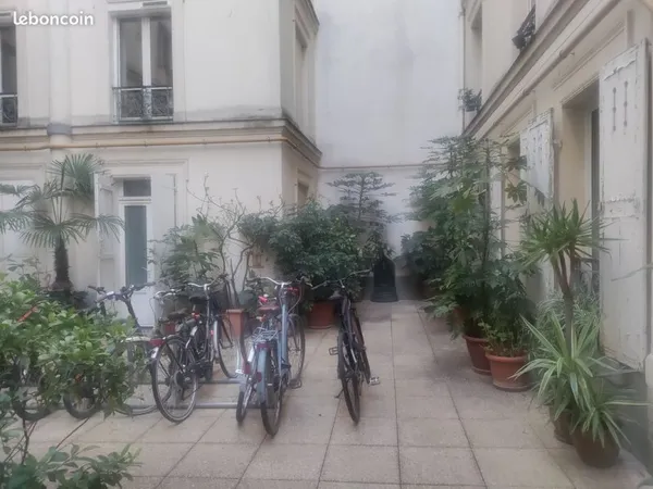 Paris 9e - Anvers | T2 traversant, calme et lumineux sur cour, sans vis-à-vis