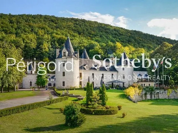 Château de 3370m² - 50 pièces - 106 Hectares - Périgord Noir