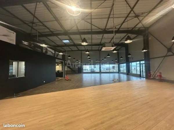 Local commercial 921 m²
