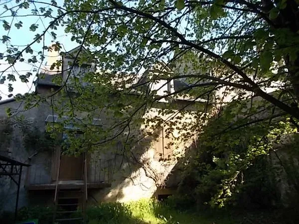 Grande maison à rénover sur terrain plat proche des commodités