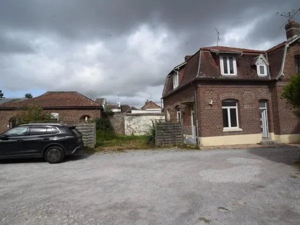 Grande maison divisible, 4 chambres, stationnement.