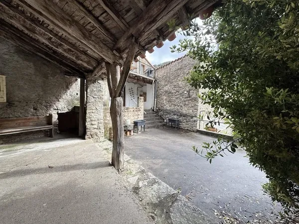 Appartement de caractère dans un mas catalan 163 m2 6 392 m2 de nature
