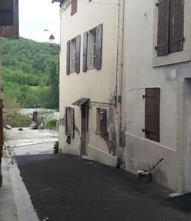 Maison de village à rénover - accès voie verte & beau potentiel