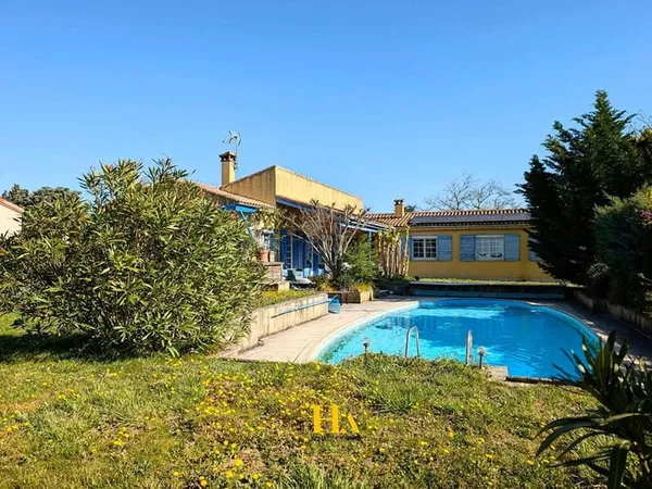 EN EXCLUSIVITE Maison plain-pied avec piscine et sous-sol complet ENVIRONNEMENT IDÉAL