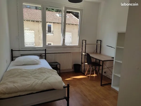 Colocation pour filles. (3 chambres) dans petit immeuble "bien habité"