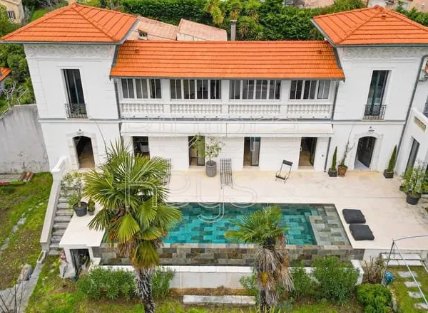 VENCE : Propriété de charme avec piscine, à pied du centre-ville, au calme