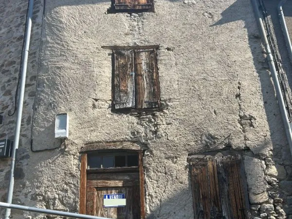 A VENDRE MAISON A RENOVER VUE SUR LA VALLEE