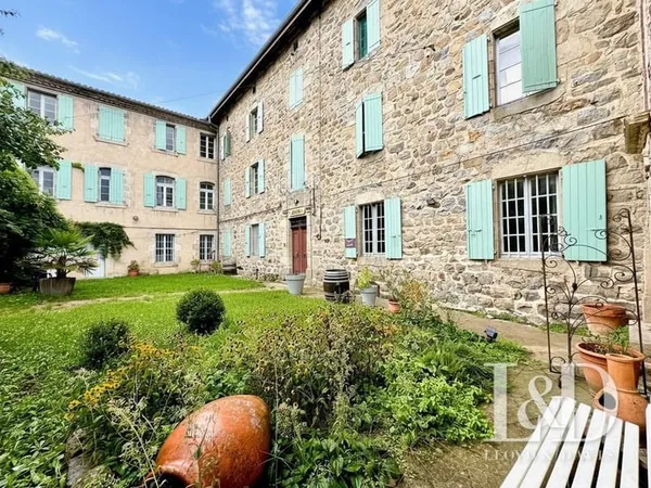 Ancien couvent en Ardèche : 1400 m² pour projet touristique, €