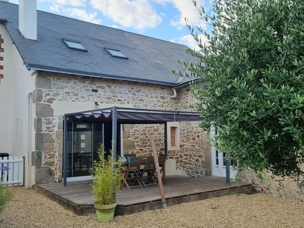 Maison à étage avec grande dépendance de plus de 150 m² et beau terrain à l'arrière