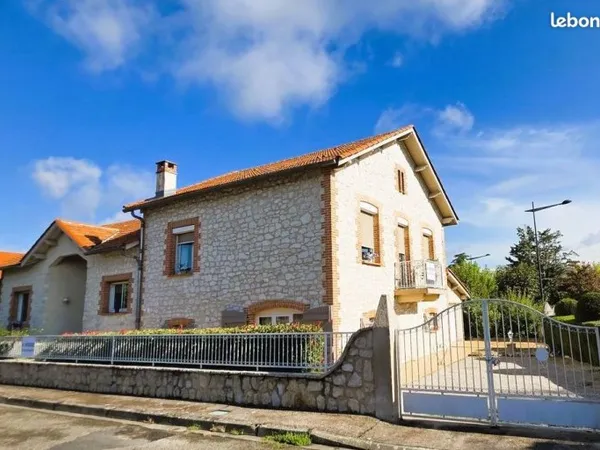 Maison familiale proche des commerces