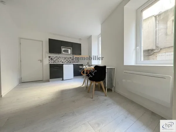 Location studio équipé avec mobilier, en 1er étage, Saint Af