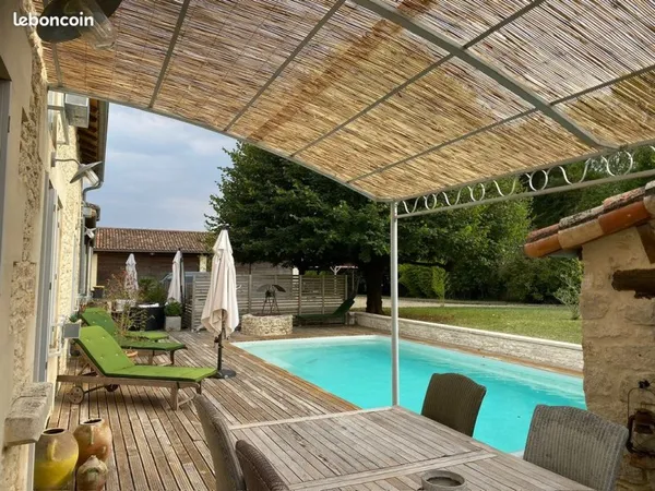 Sur un terrain clos et paysagé de 3930 m², longère de 1896 avec 2 annexes et 3 dépendances, rénovée 