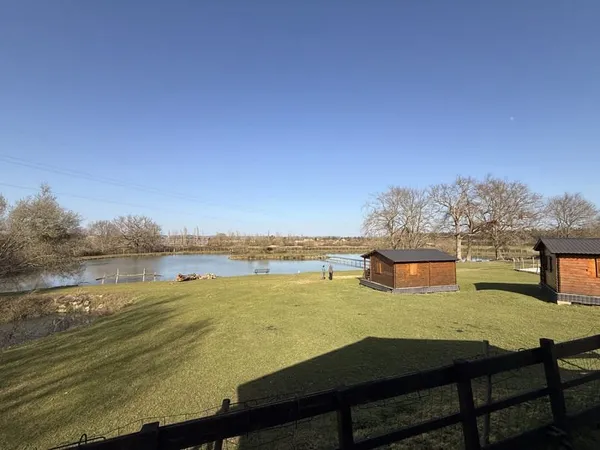 Joli lac de pêche avec chalets en bois sur 3 hectares avec l