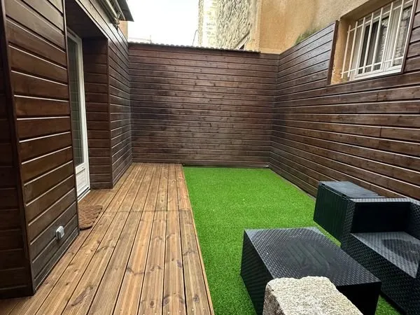 Appartement de charme atypique entièrement rénové à neuf avec jardin extérieur et escalier privatif 