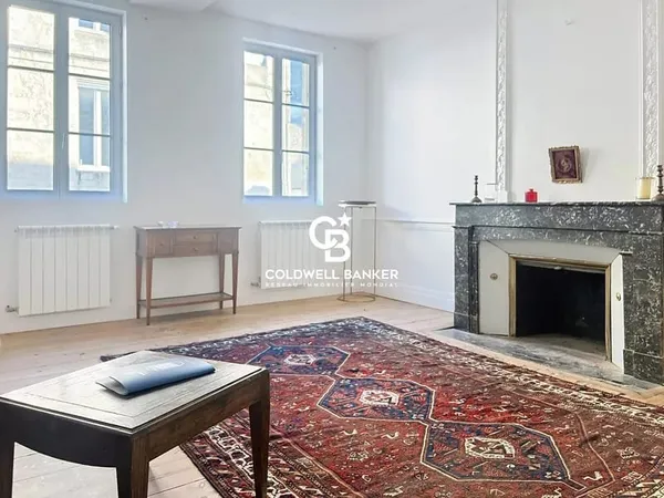 Appartement au caractère maison de maître, au coeur de ville.
