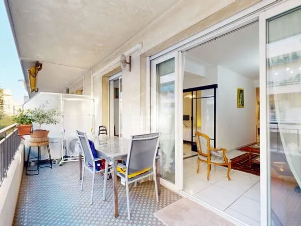 NICE - FLEURS : GRAND 2 PIÈCES AVEC TERRASSE