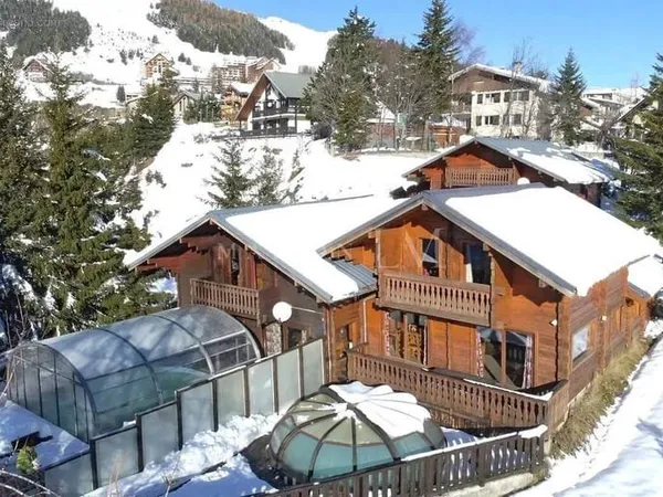 Ensemble immobilier composé de deux chalets aux Deux Alpes.