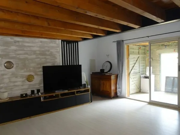 Immeuble mixte / Maison village avec local commercial loué -