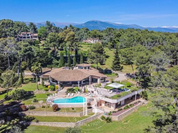 MOUGINS - PROPRIÉTÉ EXCEPTIONNELLE DE 530 M² - TERRAIN DE 3,1 HECTARES