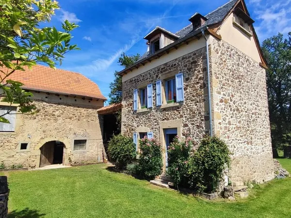 Maison en pierre de caractère au coeur de la campagne