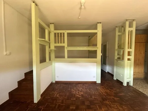 DECAZEVILLE Studio atypique de plus de 38 m2 en rez-de-cha